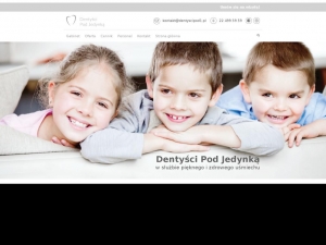 Uśmiechnięty dentysta dla dzieci